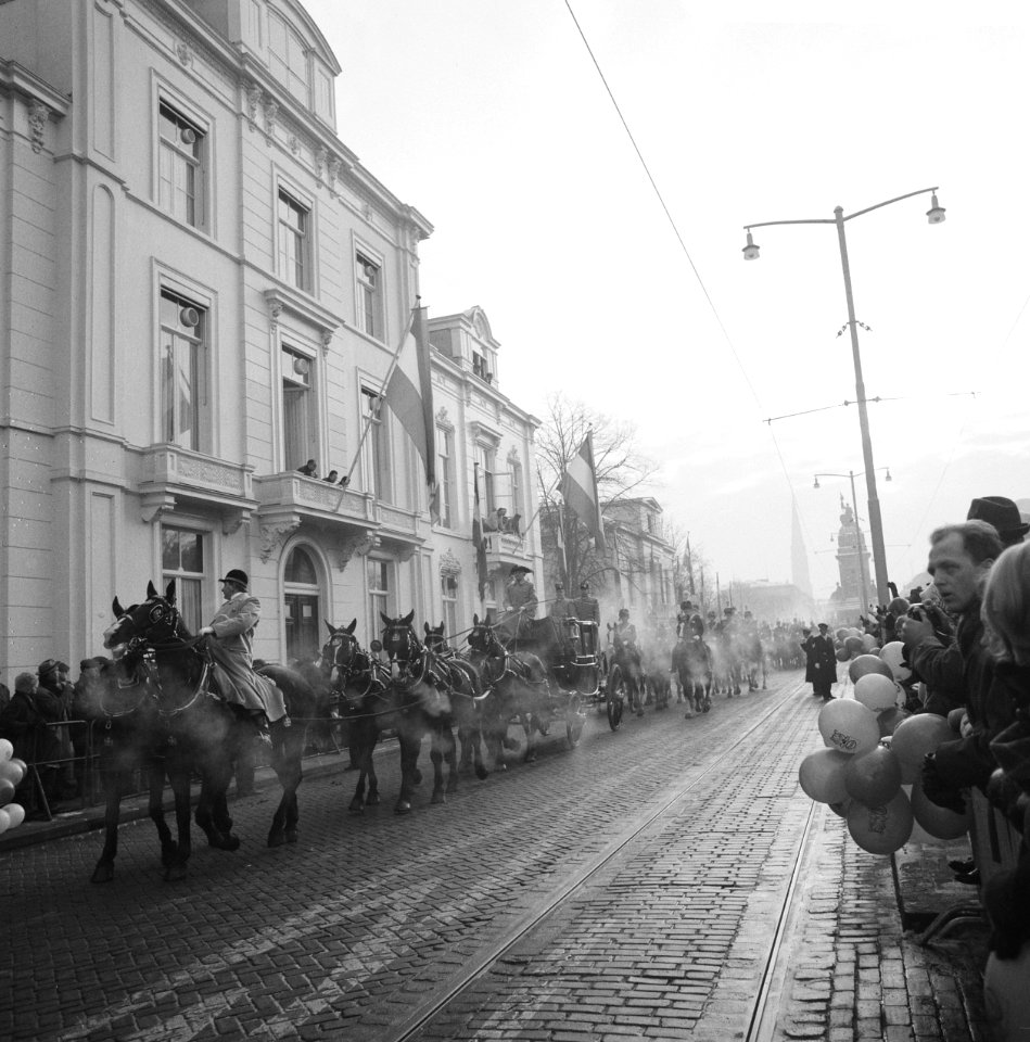 Huwelijk prinses Margriet en mr. Pieter van Vollenhoven de koets op weg, Bestanddeelnr 919-9746