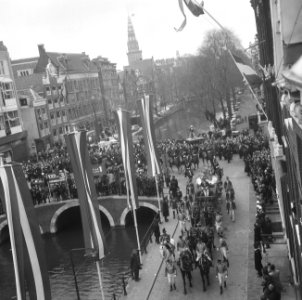 Huwelijk prinses Beatrix en Claus von Amsberg , de stoet op weg, Bestanddeelnr 918-9017