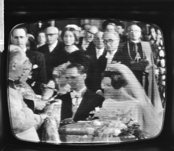 Huwelijk Prinses Irene en Prins Hugo Charles te Rome vanaf televisie, Bestanddeelnr 916-3667