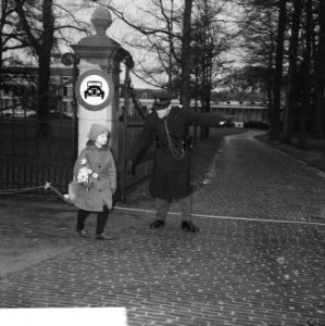 Huwelijk prinses Irene met prins Carlos. Anje Detmers (8 jaar) uit Soest kwam bl, Bestanddeelnr 916-0285