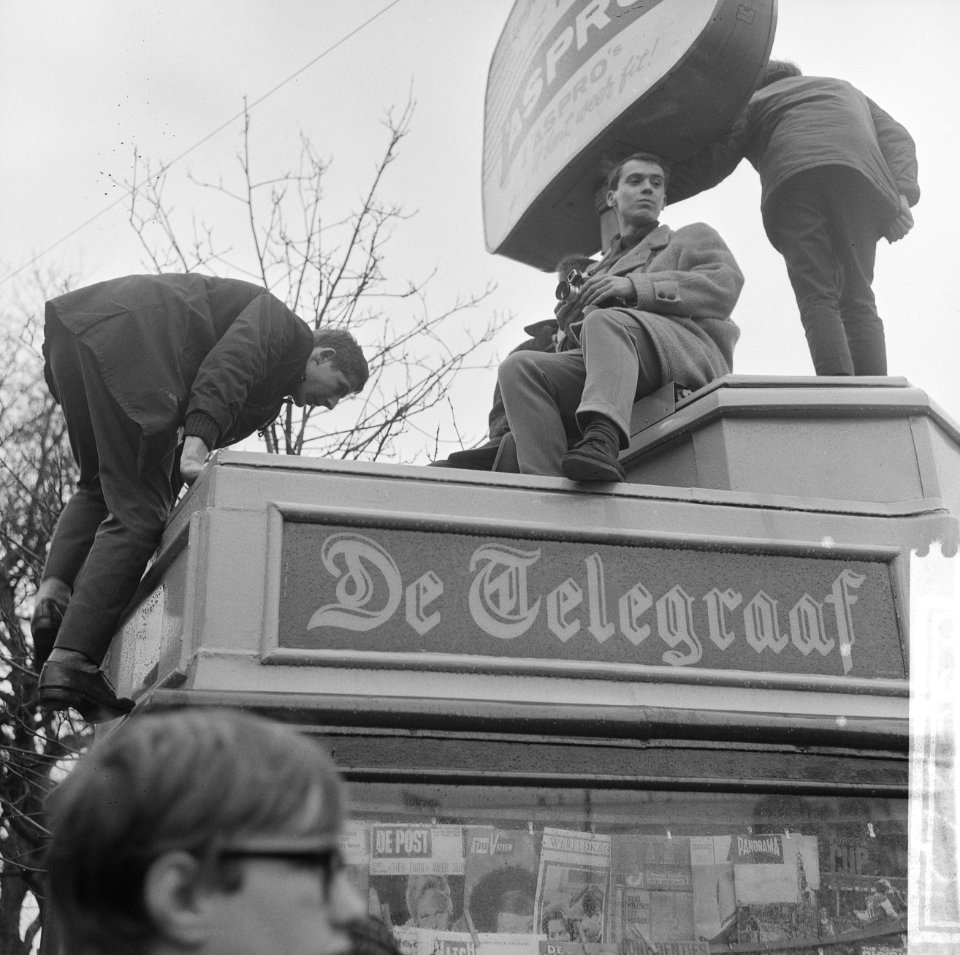 Huwelijk prinses Beatrix en Claus von Amsberg , jongelui op kiosk, Bestanddeelnr 918-8973