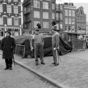 Huwelijk prinses Beatrix en Claus von Amsberg , twee mannen in uniform (muzikant, Bestanddeelnr 918-8931