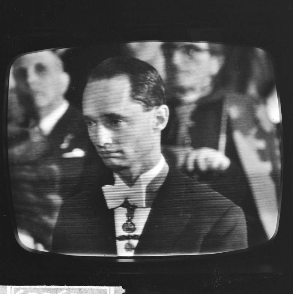 Huwelijk Prinses Irene en Prins Hugo Charles te Rome vanaf televisie, Prins Hugo, Bestanddeelnr 916-3689