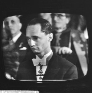 Huwelijk Prinses Irene en Prins Hugo Charles te Rome vanaf televisie, Prins Hugo, Bestanddeelnr 916-3689