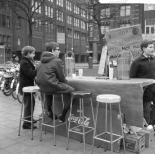 Huwelijk prinses Beatrix en Claus von Amsberg , jongetjes langs route zitten op , Bestanddeelnr 918-8930