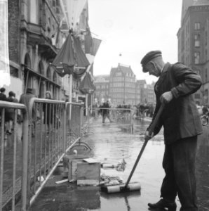 Huwelijk prinses Beatrix en Claus von Amsberg , straatveger aan het werk, Bestanddeelnr 918-8947