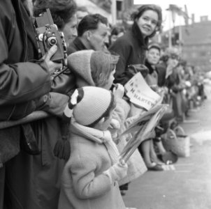 Huwelijk prinses Beatrix en Claus von Amsberg , kinderen met vlaggetjes, Bestanddeelnr 918-8956
