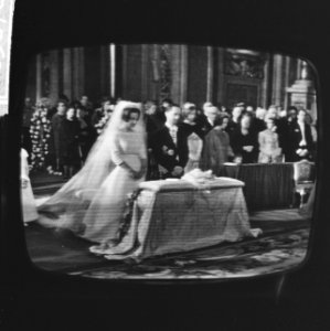Huwelijk Prinses Irene en Prins Hugo Charles te Rome vanaf televisie, bij het al, Bestanddeelnr 916-3678