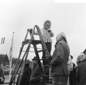 Huwelijk prinses Beatrix en Claus von Amsberg , meisje op ladder, langs route, Bestanddeelnr 918-8966