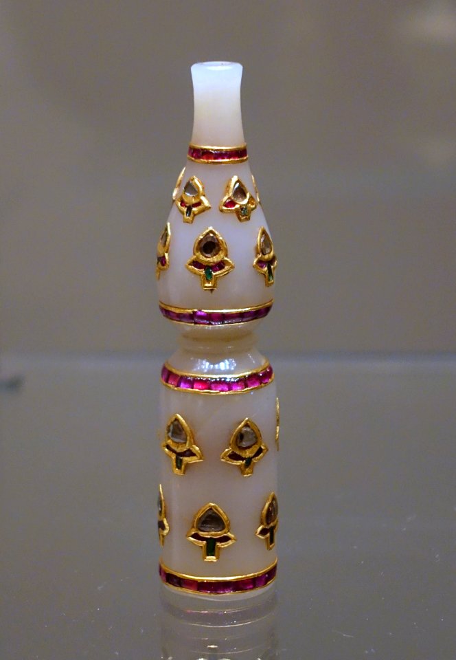 Huqqa mouthpiece, India, c. 1700 AD, jade, rubies, emeralds, diamonds - Ethnological Museum, Berlin - DSC01513