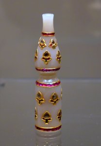 Huqqa mouthpiece, India, c. 1700 AD, jade, rubies, emeralds, diamonds - Ethnological Museum, Berlin - DSC01513