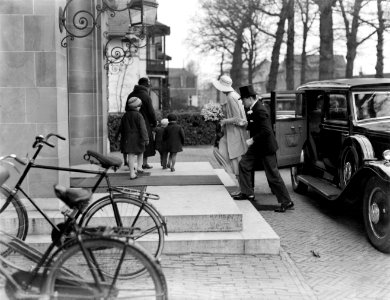 Huwelijk van André Quirin de Flines met Titia Leupen. Het echtpaar stapt het gem, Bestanddeelnr 252-0406