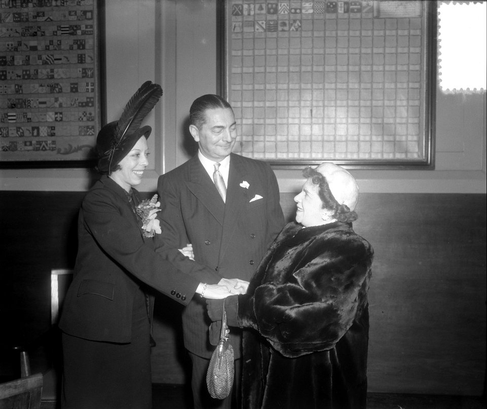 Huwelijk van Caro van Eyck met internationaal voetbalscheidsrechter Hans Boekman. Henriette Davids feliciteert het bruidspaar, Bestanddeelnr 904-9947