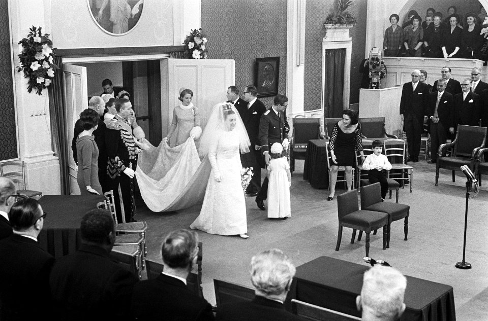 Huwelijk prinses Margriet en mr. Pieter van Vollenhoven bruidspaar komt trouwzaa, Bestanddeelnr 919-9633