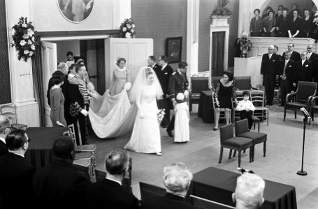 Huwelijk prinses Margriet en mr. Pieter van Vollenhoven bruidspaar komt trouwzaa, Bestanddeelnr 919-9633