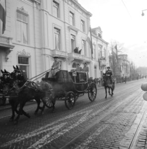Huwelijk prinses Margriet en mr. Pieter van Vollenhoven de koets op weg, Bestanddeelnr 919-9748