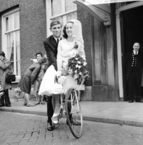 Huwelijk Cor Schuuring (wielrenner) met Rietje Schulte beiden op de fiets, Bestanddeelnr 916-3166