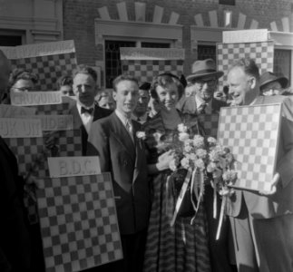Huwelijk Roozenburg (wereldkampioen dammen) rechts Keller, Bestanddeelnr 904-7949