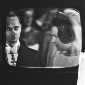 Huwelijk Prinses Irene en Prins Hugo Charles te Rome vanaf televisie, Prinses Ir, Bestanddeelnr 916-3675