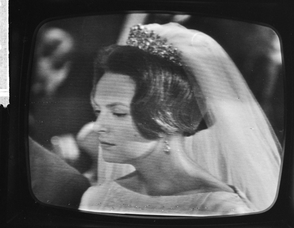 Huwelijk Prinses Irene en Prins Hugo Charles te Rome vanaf televisie, Prinses Ir, Bestanddeelnr 916-3669