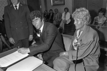 Huwelijk Ruud Gullit met Yvonne de Vries als getuige Wim van Hanegem met naast , Bestanddeelnr 933-0601