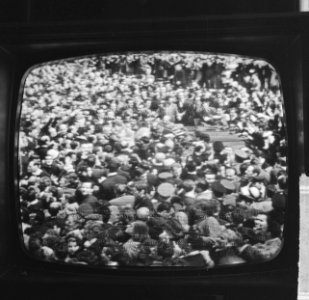 Huwelijk Prinses Irene en Prins Hugo Charles te Rome vanaf televisie, overzicht , Bestanddeelnr 916-3673