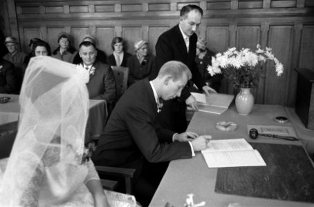 Huwelijk van H. Groot , speler van Ajax, met Elly Kaayk in Koog aan de Zaan , he, Bestanddeelnr 911-8316