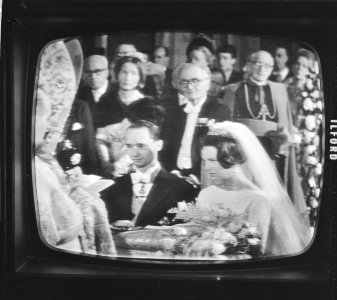 Huwelijk Prinses Irene en Prins Hugo Charles te Rome vanaf televisie, Prinses Ir, Bestanddeelnr 916-3676