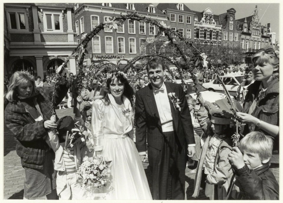 Huwelijk van juf Monique van Boxtel van de Albert Schweitzerschool met André van Meeteren. NL-HlmNHA 54015278