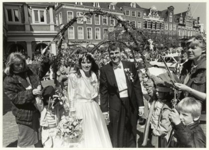 Huwelijk van juf Monique van Boxtel van de Albert Schweitzerschool met André van Meeteren. NL-HlmNHA 54015278