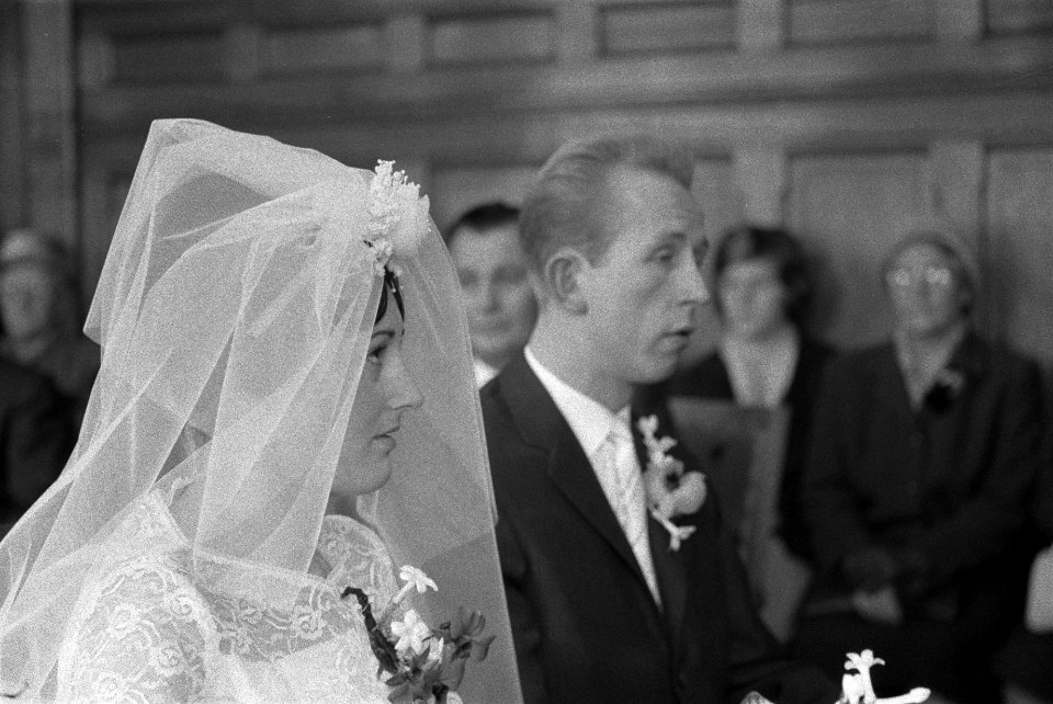 Huwelijk van H. Groot , speler van Ajax, met Elly Kaayk in Koog aan de Zaan , he, Bestanddeelnr 911-8318
