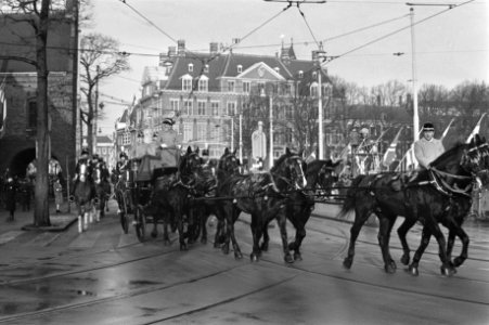 Huwelijk prinses Margriet en mr. Pieter van Vollenhoven rookbommen tijdens de ri, Bestanddeelnr 919-9738