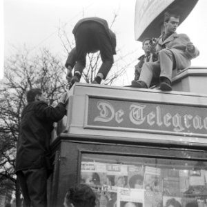 Huwelijk prinses Beatrix en Claus von Amsberg , jongelui op kiosk, Bestanddeelnr 918-8970