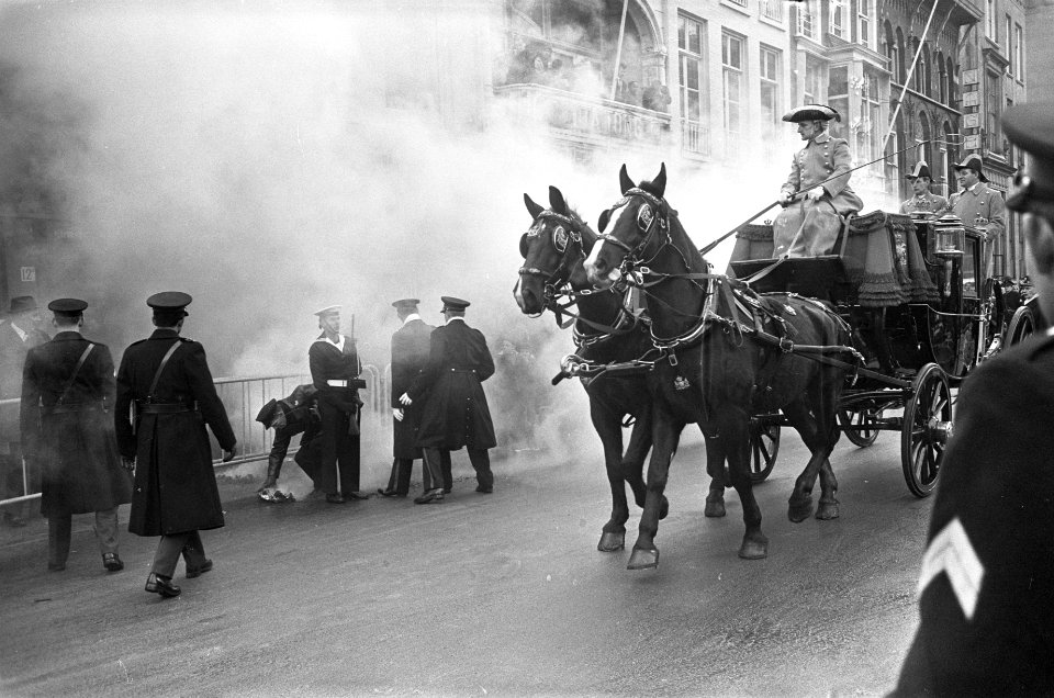 Huwelijk prinses Margriet en mr. Pieter van Vollenhoven rookbommen tijdens de ri, Bestanddeelnr 919-9731