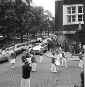 Huwelijk Ria Valk met H. de Keulenaar, aubade drumband van Gennep, Bestanddeelnr 914-0959