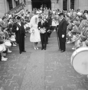 Huwelijk Ria Valk met H. de Keulenaar, aubade drumband van Gennep, Bestanddeelnr 914-0957
