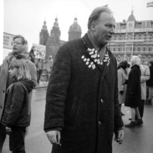 Huwelijk prinses Beatrix en Claus von Amsberg , man met speldjes op jas, Bestanddeelnr 918-8978