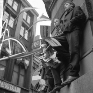 Huwelijk prinses Beatrix en Claus von Amsberg , kinderen met vlaggetjes, Bestanddeelnr 918-9014