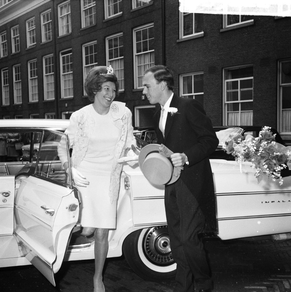 Huwelijk te Amsterdam Joekie van der Valk (tv-artieste) met W. J. A. Wolthers, Bestanddeelnr 916-5222