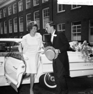 Huwelijk te Amsterdam Joekie van der Valk (tv-artieste) met W. J. A. Wolthers, Bestanddeelnr 916-5222