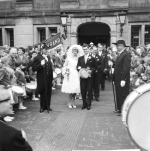 Huwelijk Ria Valk met H. de Keulenaar, aubade drumband van Gennep, Bestanddeelnr 914-0960