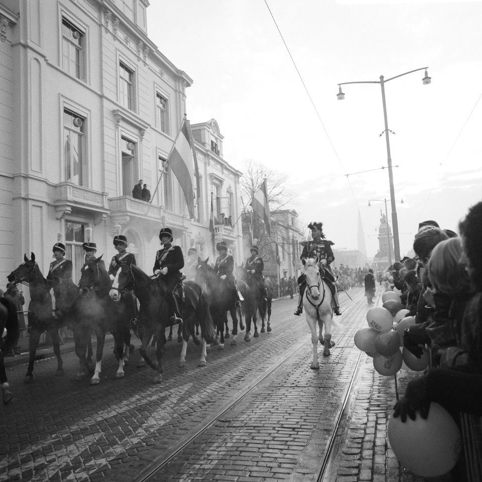Huwelijk prinses Margriet en mr. Pieter van Vollenhoven rookbommen tijdens de ri, Bestanddeelnr 919-9743