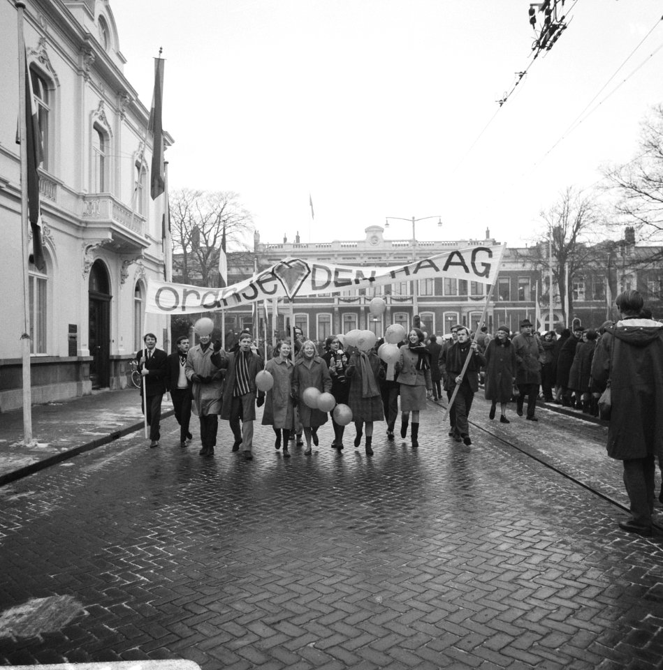 Huwelijk prinses Margriet en mr. Pieter van Vollenhoven de koets op weg, kindere, Bestanddeelnr 919-9749