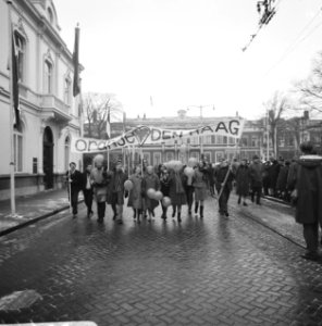 Huwelijk prinses Margriet en mr. Pieter van Vollenhoven de koets op weg, kindere, Bestanddeelnr 919-9749