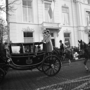 Huwelijk prinses Margriet en mr. Pieter van Vollenhoven de koets op weg, Bestanddeelnr 919-9747