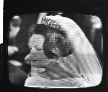 Huwelijk Prinses Irene en Prins Hugo Charles te Rome vanaf televisie, Prinses Ir, Bestanddeelnr 916-3672