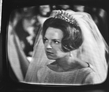 Huwelijk Prinses Irene en Prins Hugo Charles te Rome vanaf televisie, Prinses Ir, Bestanddeelnr 916-3670