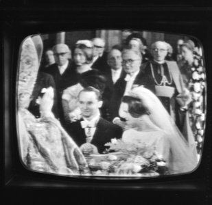 Huwelijk Prinses Irene en Prins Hugo Charles te Rome vanaf televisie, bij het al, Bestanddeelnr 916-3684
