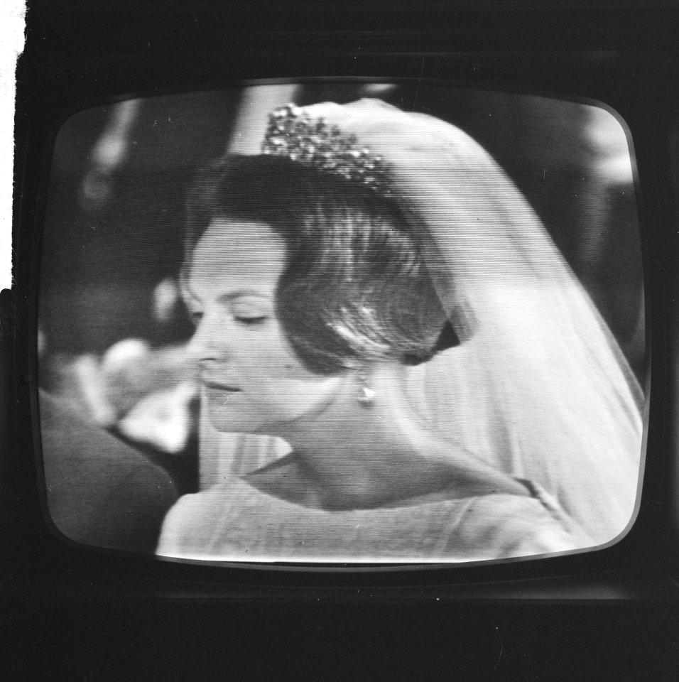 Huwelijk Prinses Irene en Prins Hugo Charles te Rome vanaf televisie, Prinses Ir, Bestanddeelnr 916-3681