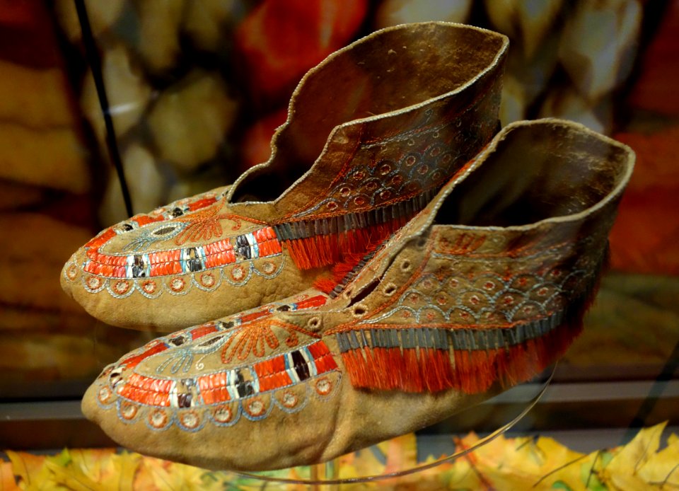 Huron moccasins with quillwork and moose hair, 1780-1830 - Bata Shoe Museum - DSC00647